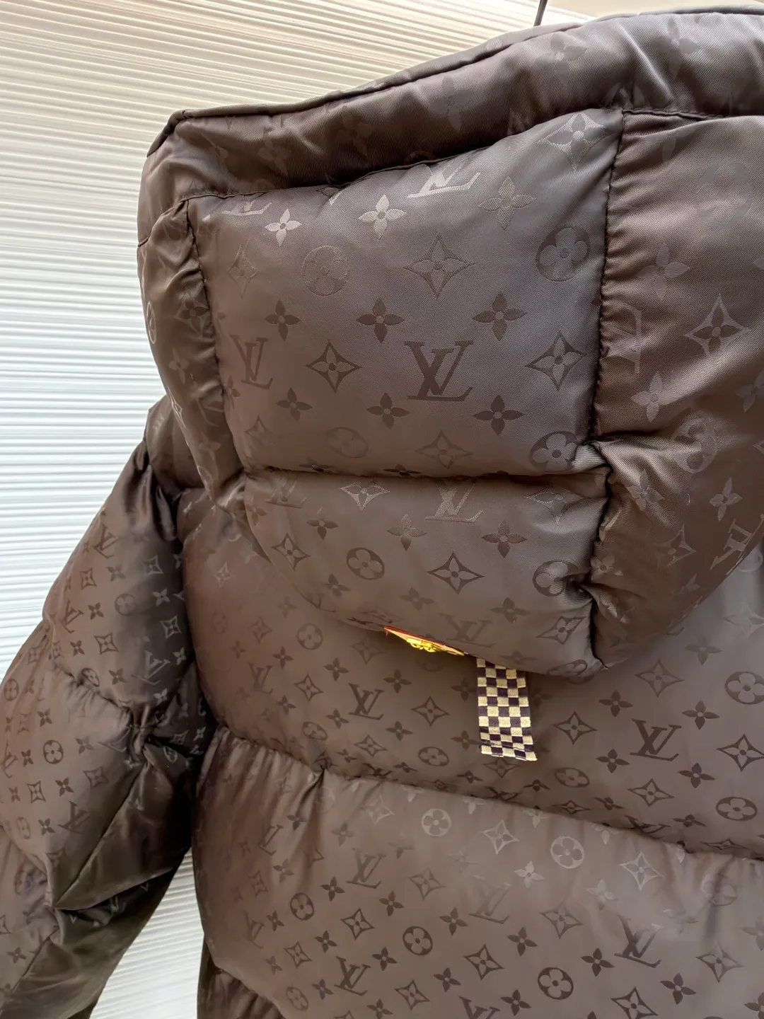 LOUIS VUITTON SKI ski series printed down jacket ●Original version: 35000 purchased and developed ●Item number: 1682303-C75 ●Fabric: white goose down fabric ●Technology: mechanical down filling ●Color: brown ●Version: fitted version ●Weight: about 1750 grams ●Size: 48-50-52-54 ●Description: This LV dark pattern down jacket is made of customized jacquard fabric technology: the body is made of high-gloss nylon material, and the whole body is embossed with Monogram dark pattern. The seamless fusion of pattern and fabric is achieved through fine heat pressing technology, which has both texture and recognition. It adopts zoned down-filling quilting technology, and divides the down-filling areas according to ergonomics to ensure warmth. At the same time, it avoids bloat; the hooded design is equipped with an adjustable drawstring (with leather trim), and the double-button closure on the collar enhances windproofness. The pockets are three-dimensional patch pockets + hidden snap button structure. The cuffs and hem are edged with elastic ribs. The metal snap buttons in the details echo the brand logo. The overall body is adapted to a variety of body shapes through 3D three-dimensional tailoring, taking into account functionality and luxury. The overall wiring is straight and delicate, the fabric is comfortable and soft, and the color is consistent without color difference. It can be matched with the same style to create a fashionable look and control various occasions. Customized accessories, complete with three standards, same style for men and women!